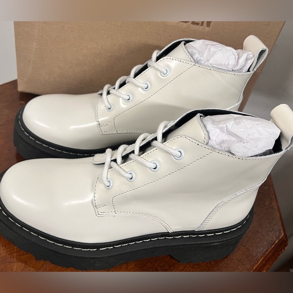 NWB Steve Madden Women's Larkin White Leather Lace up Boot - Multiple Sizes - Picture 10 of 17